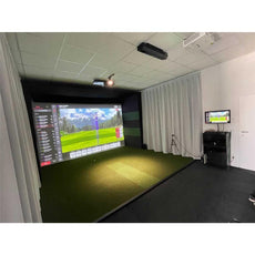 Moderner Golf Simulator in einem Raum mit großem Bildschirm und Kunstrasenmatte