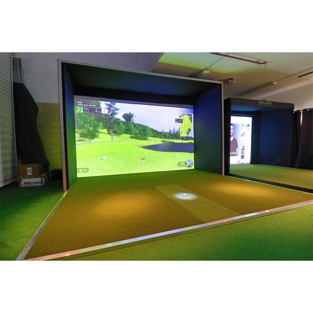 Moderner Golf Simulator Indoor, große Projektionsfläche mit Golfrasen, virtuelle Golfbahn sichtbar