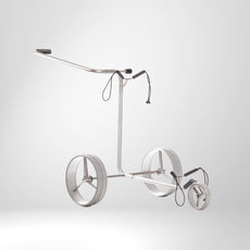 Silberner Golf Trolley mit drei großen Rädern, minimalistisch auf weißem Hintergrund