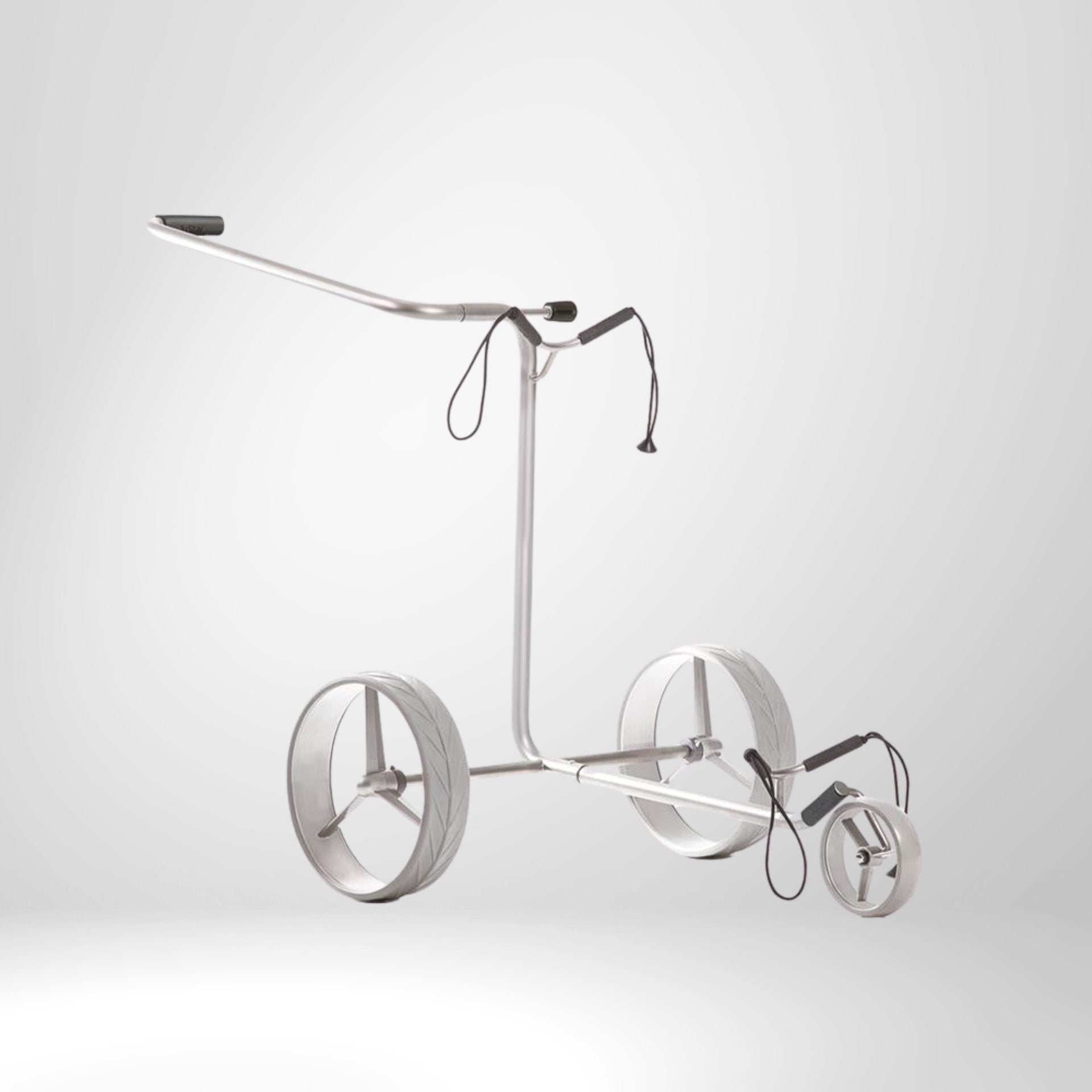 Silberner Golf Trolley mit drei großen Rädern, minimalistisch auf weißem Hintergrund
