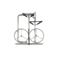 Zusammenklappbarer silberner Golftrolley mit zwei großen Rädern auf weißem Hintergrund