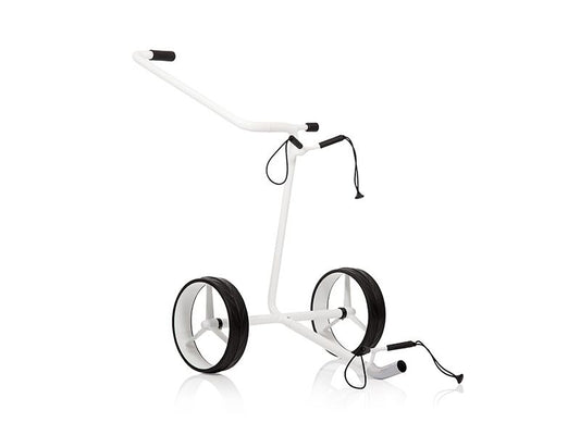 Weißer, manueller Golf Trolley mit zwei großen Rädern, minimalistisch auf weißem Hintergrund