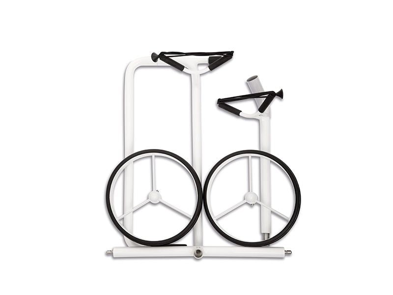 Zusammengefalteter weißer Golftrolley mit zwei großen Rädern auf weißem Hintergrund