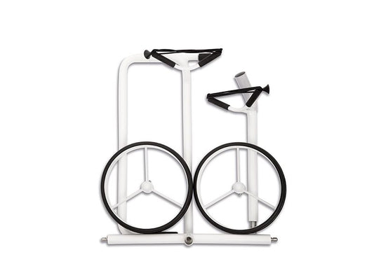 Zusammengefalteter weißer Golftrolley mit zwei großen Rädern auf weißem Hintergrund