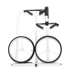 Zusammengeklappter weißer Golf Trolley mit drei Rädern auf weißem Hintergrund