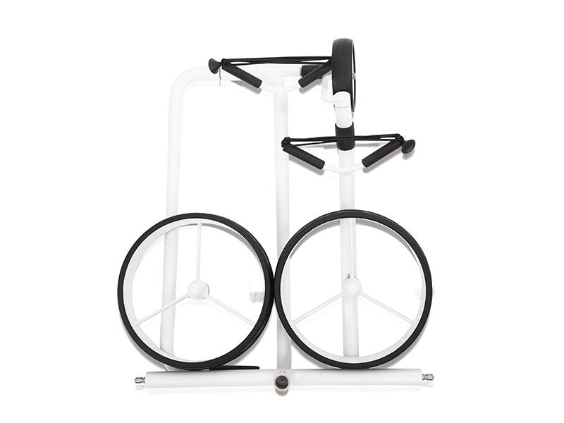 Zusammengeklappter weißer Golf Trolley mit drei Rädern auf weißem Hintergrund