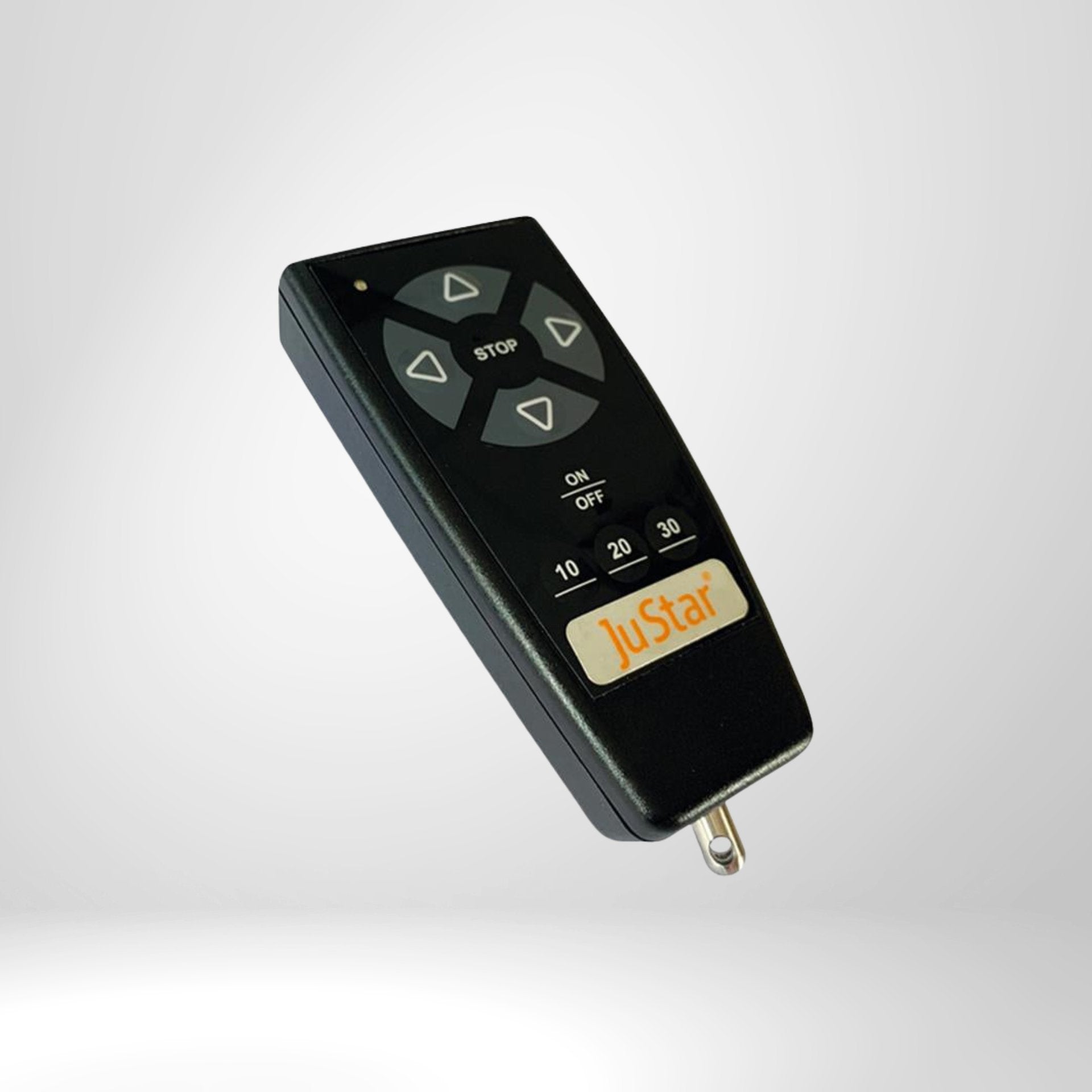 Schwarze Fernbedienung für Golf Trolley mit Richtungstasten und JuStar Logo auf hellem Hintergrund