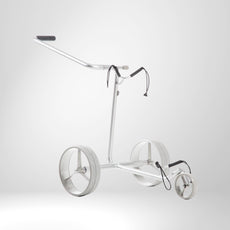 Moderner silberner 3-Rad-Golftrolley aus Aluminium, minimalistisch, auf weißem Hintergrund