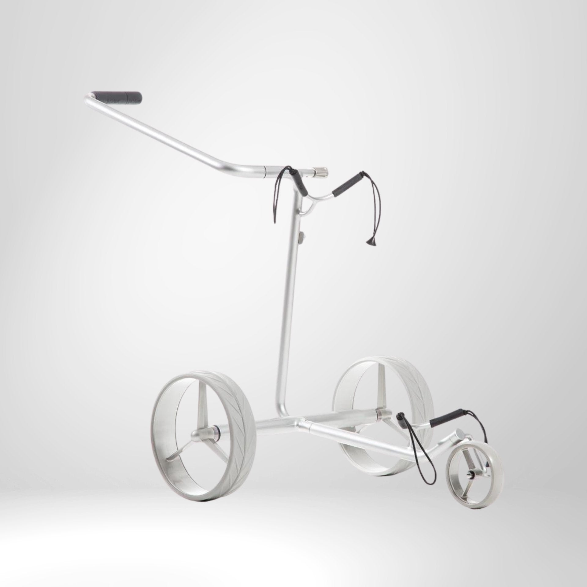 Moderner silberner 3-Rad-Golftrolley aus Aluminium, minimalistisch, auf weißem Hintergrund