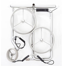 Zusammengeklappter silberner Golftrolley mit drei großen Rädern auf weißem Hintergrund.