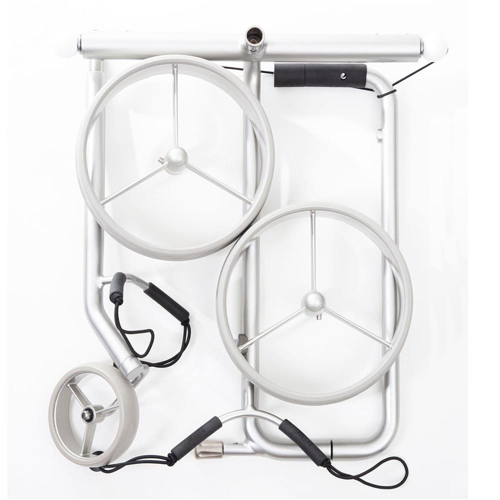 Zusammengeklappter silberner Golftrolley mit drei großen Rädern auf weißem Hintergrund.