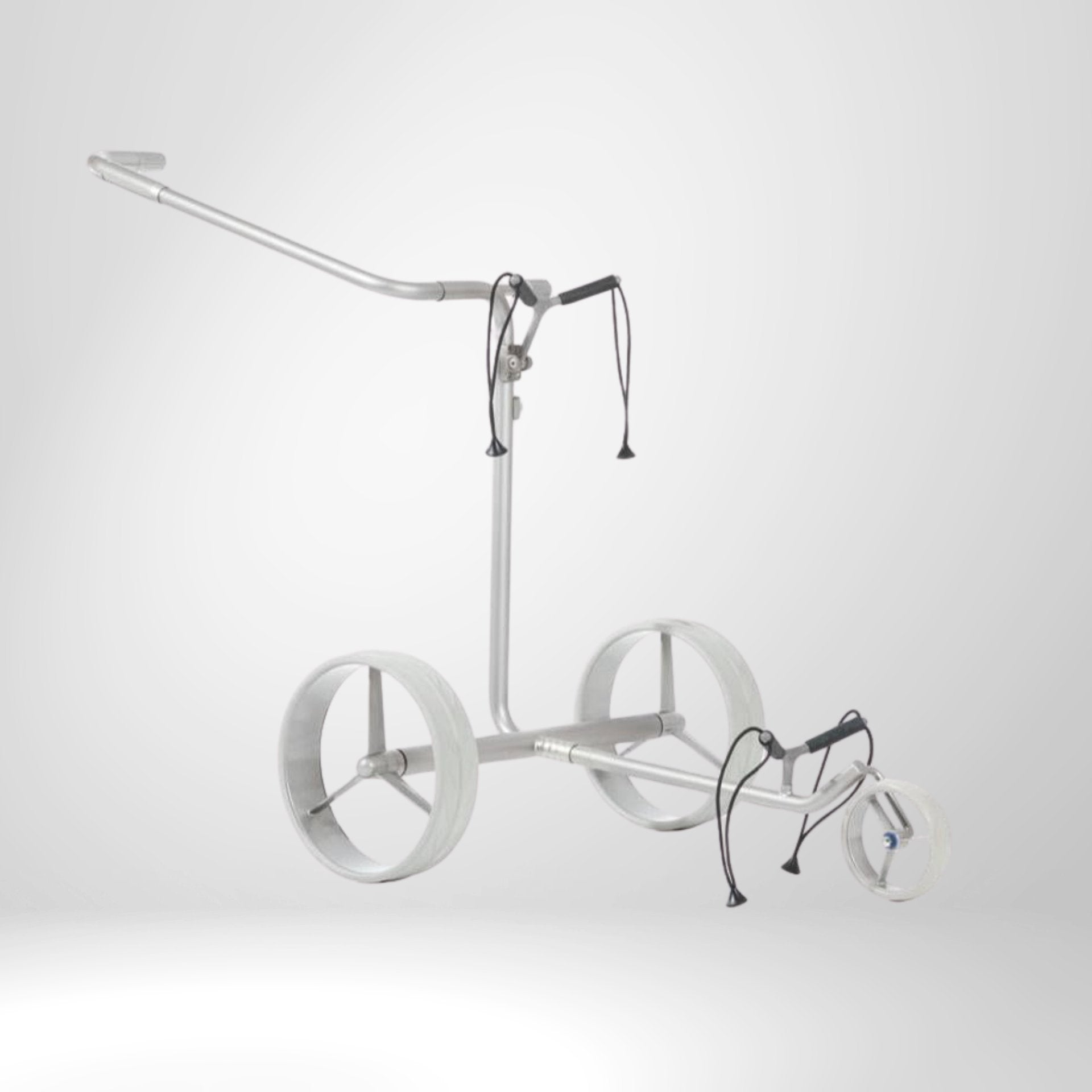 Elektrischer Golf Trolley aus Aluminium mit drei großen Rädern auf weißem Hintergrund