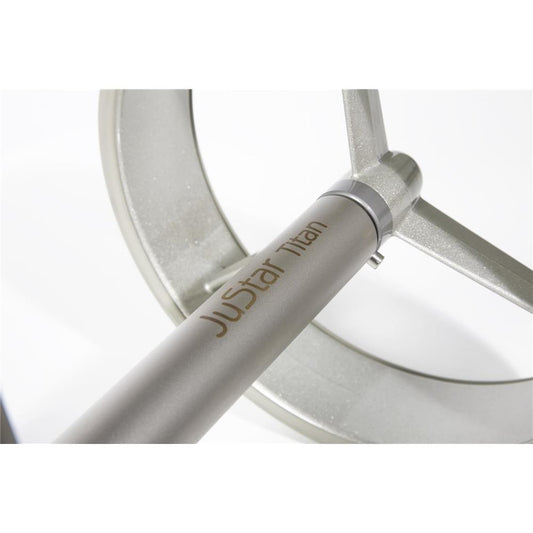 Detailansicht JuStar Titan Elektrocaddy Rad und Rahmen, modernes Golfzubehör