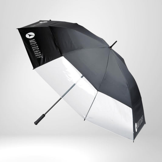 Schwarzer und weißer Golf-Regenschirm mit Motocaddy-Logo, auf hellem Hintergrund