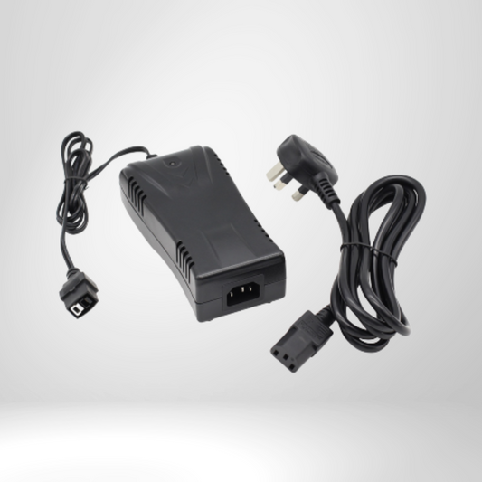 Schwarzes Ladegerät mit Netzkabel für E-Trolley Golf Zubehör auf hellem Hintergrund