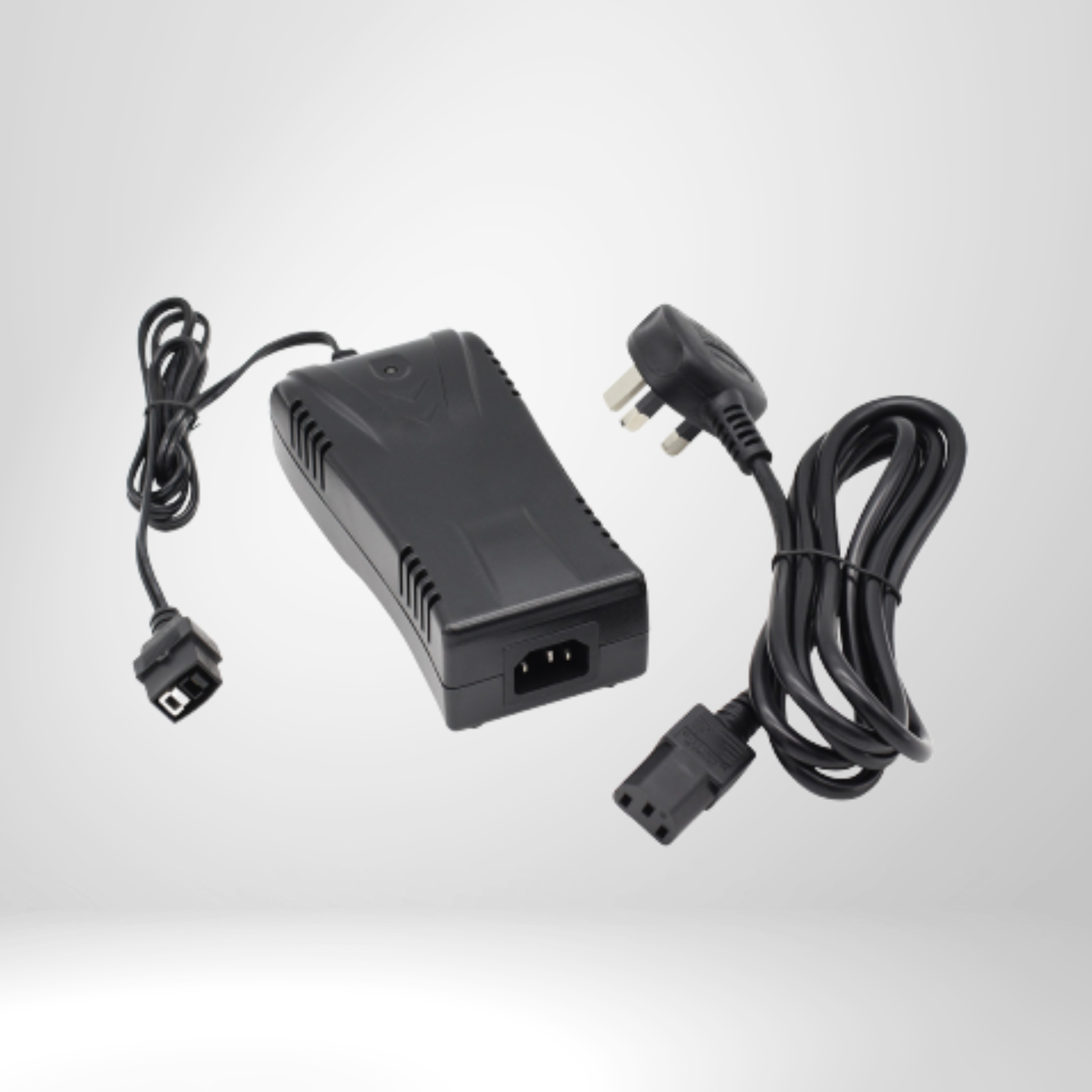 schwarzes Ladegerät mit Netzkabel für Golf E-Trolley Zubehör auf weißem Hintergrund