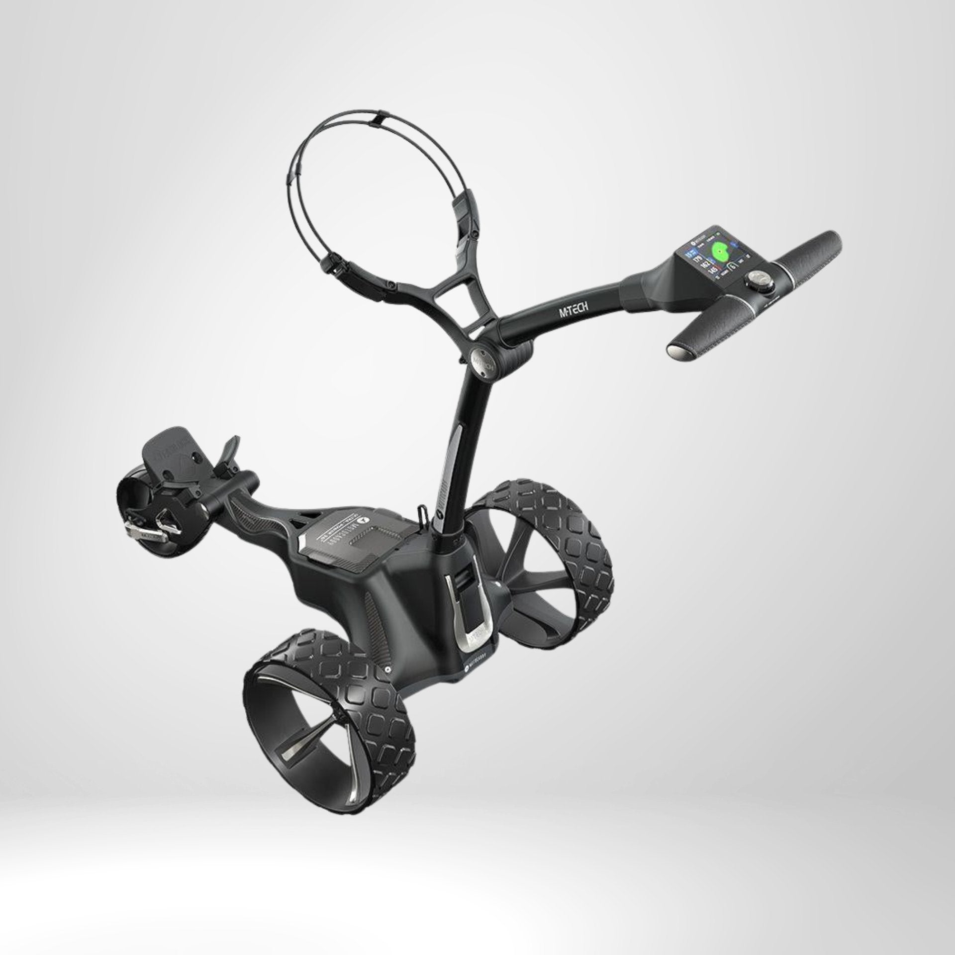 Moderner elektrischer Golf Trolley mit großen Rädern und Display auf hellem Hintergrund