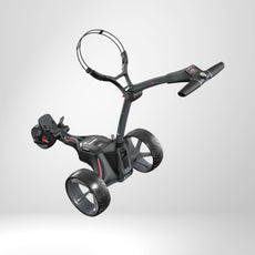 Moderner Elektro Golf Trolley mit großen Rädern und digitalem Display auf weißem Hintergrund