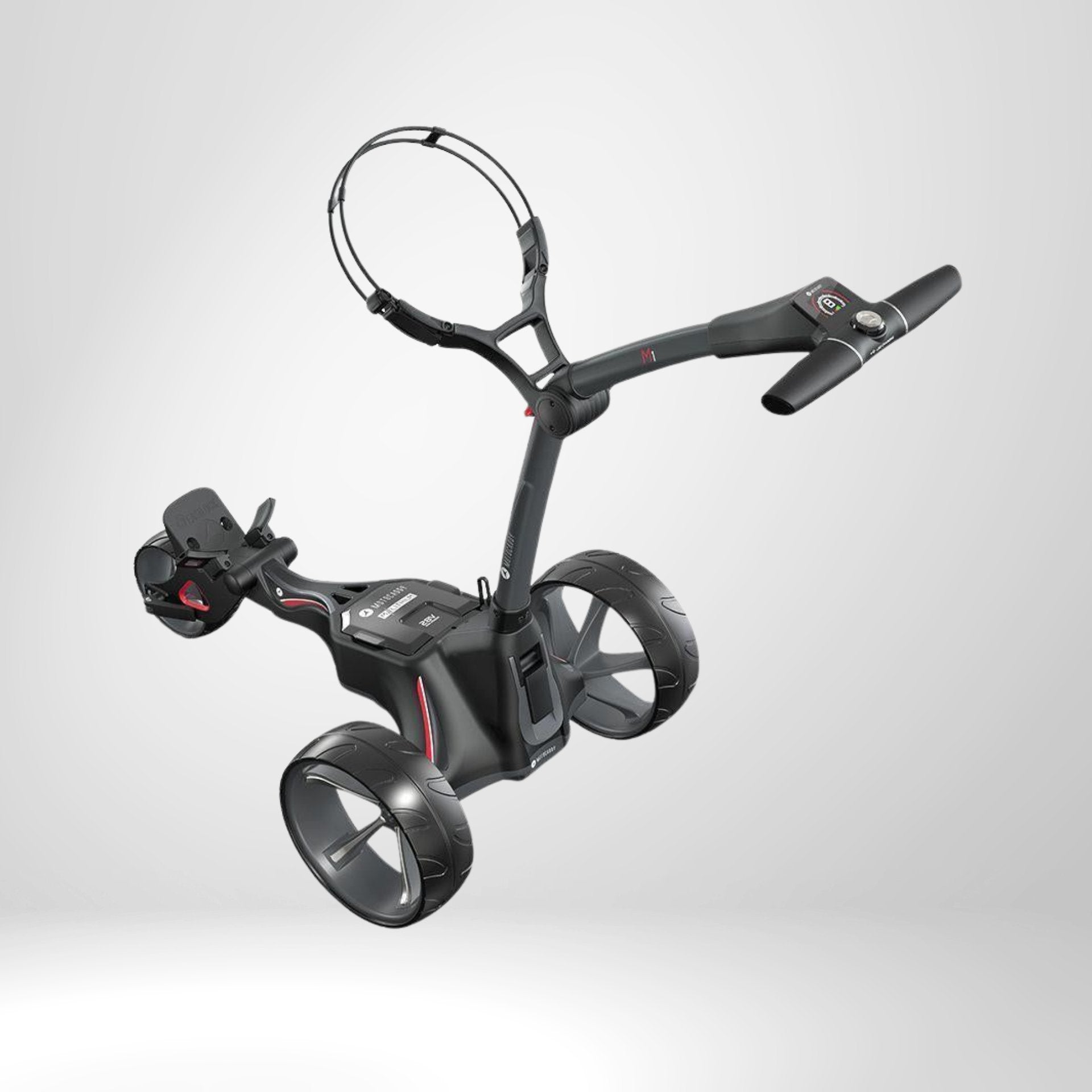 Moderner Elektro Golf Trolley mit großen Rädern und digitalem Display auf weißem Hintergrund