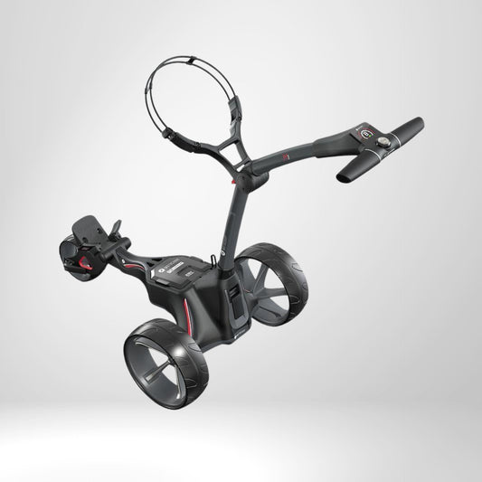 Moderner Elektro Golf Trolley mit großen Rädern und digitalem Display auf weißem Hintergrund