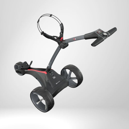Moderner elektrischer Golf Trolley mit großen Rädern und ergonomischem Griff auf weißem Hintergrund