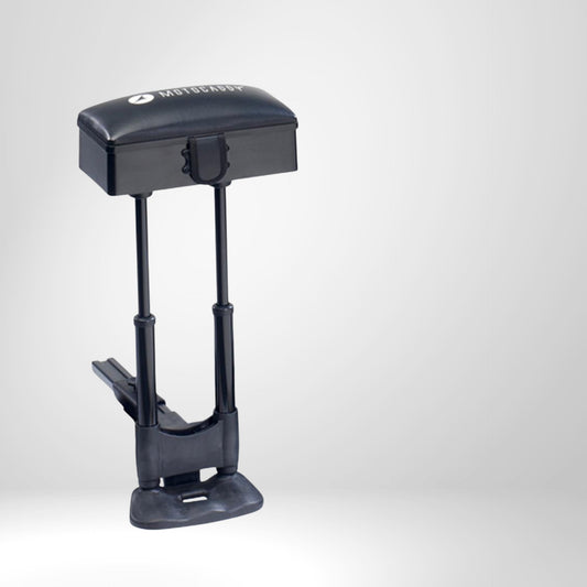 Schwarzer Golftrolley-Sitz Zubehör mit gepolsterter Sitzfläche auf hellem Hintergrund