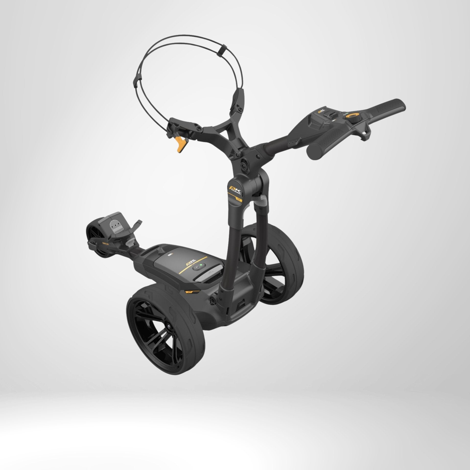 Schwarzer elektrischer Golf Trolley mit modernen Bedienelementen und großen Rädern, freigestellt