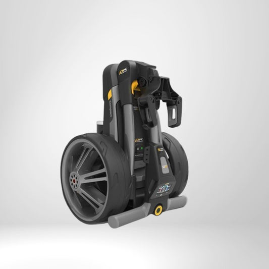 Kompakt zusammengeklappter elektrischer Golf Trolley auf weißem Hintergrund