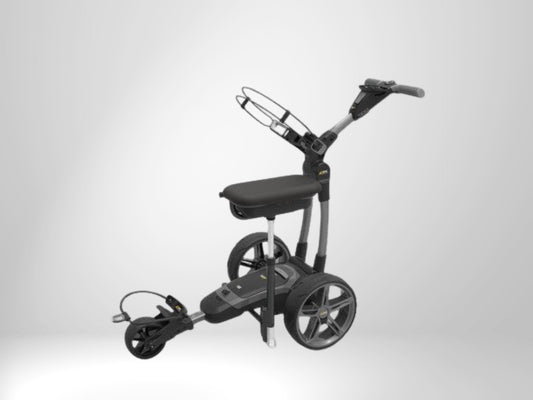 Schwarzer Golf E-Trolley mit Sitz, drei Rädern und Griff gegen hellen Hintergrund