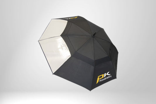 Schwarzer und weißer Golf Regenschirm mit Powakaddy Logo auf grauem Hintergrund