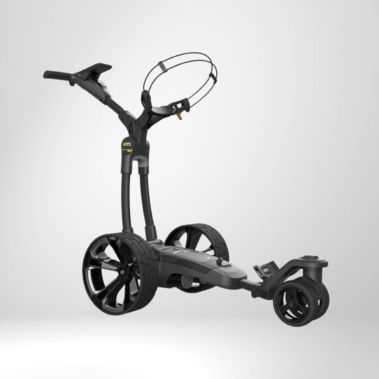 Elektrischer Golf Trolley mit GPS, schwarz, modernes dreirädriges Design auf weißem Hintergrund