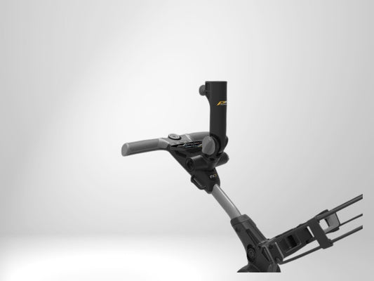 Schwarzer Regenschirmhalter für Golf Trolley, montiert am Griff, auf hellem Hintergrund