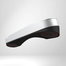 Moderner Golf Simulator Sensor mit Metallgehäuse, seitlich vor weißem Hintergrund