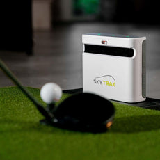 SkyTrak Golf Launch Monitor auf Kunstrasen mit Golfschläger und Golfball, Indoor Golf Simulator