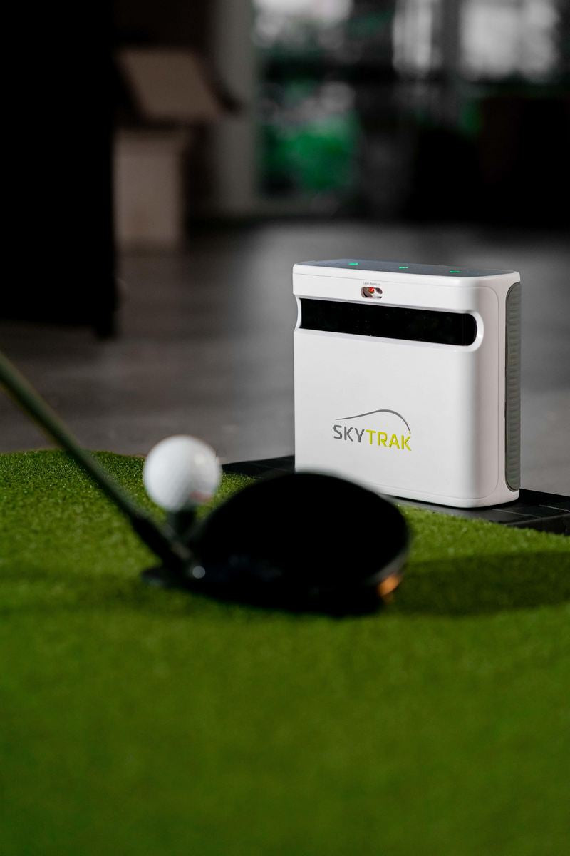 SkyTrak Golf Launch Monitor auf Kunstrasen mit Golfschläger und Golfball, Indoor Golf Simulator