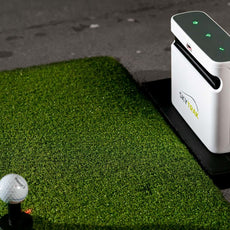 SkyTrak Golf Launch Monitor neben Golfball auf Abschlagmatte, Indoor Golf Simulator Zubehör