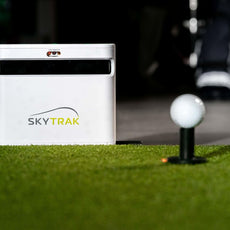 SkyTrak Golf Launch Monitor und Golfball auf Indoor Abschlagmatte