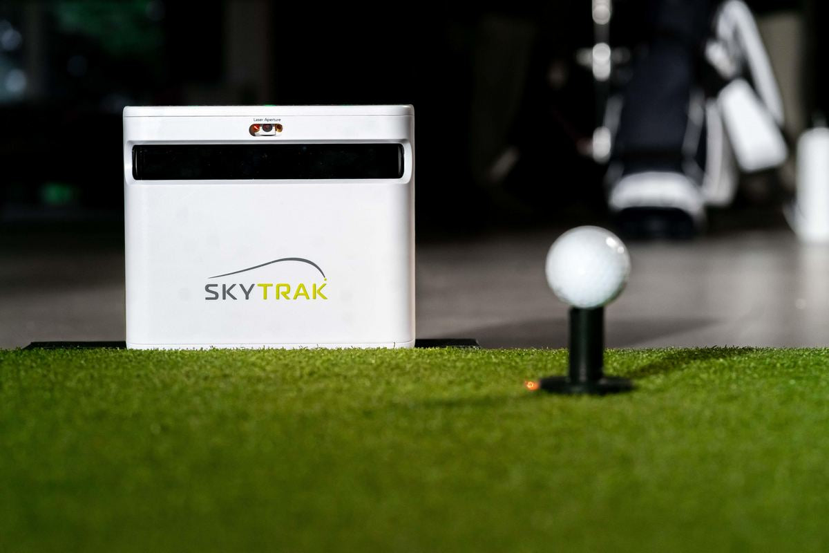 SkyTrak Golf Launch Monitor und Golfball auf Indoor Abschlagmatte