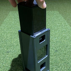 Golfball Aufbewahrungsbox auf Kunstrasen, Hand hält den Deckel, modern und kompakt