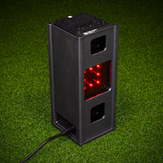 Golf Launch Monitor mit Metallgehäuse, rote LED-Leuchten, auf Kunstrasen platziert