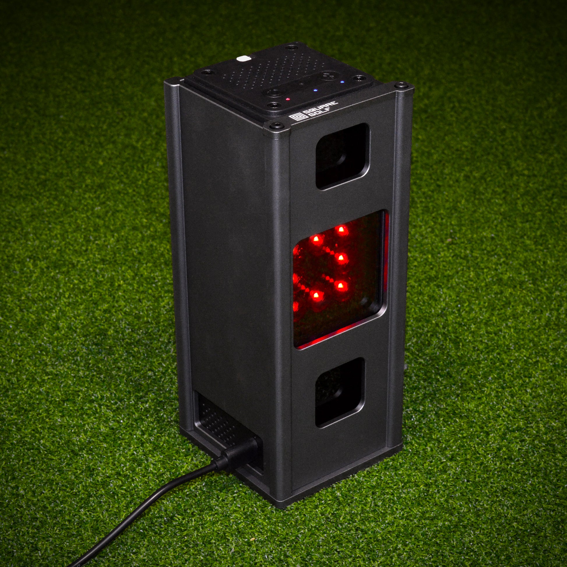 Golf Launch Monitor mit Metallgehäuse, rote LED-Leuchten, auf Kunstrasen platziert