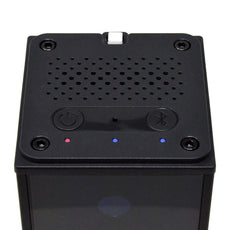 Schwarzer Golf Lautsprecher mit Power- und Bluetooth-Taste, LED-Anzeigen, Nahaufnahme