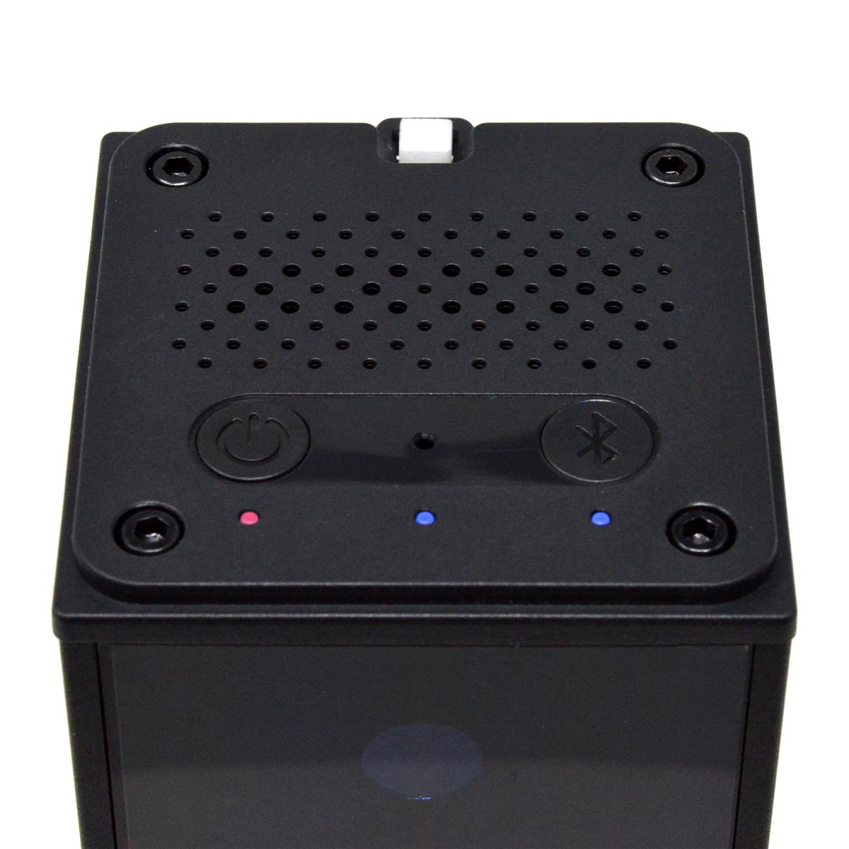 Schwarzer Golf Lautsprecher mit Power- und Bluetooth-Taste, LED-Anzeigen, Nahaufnahme