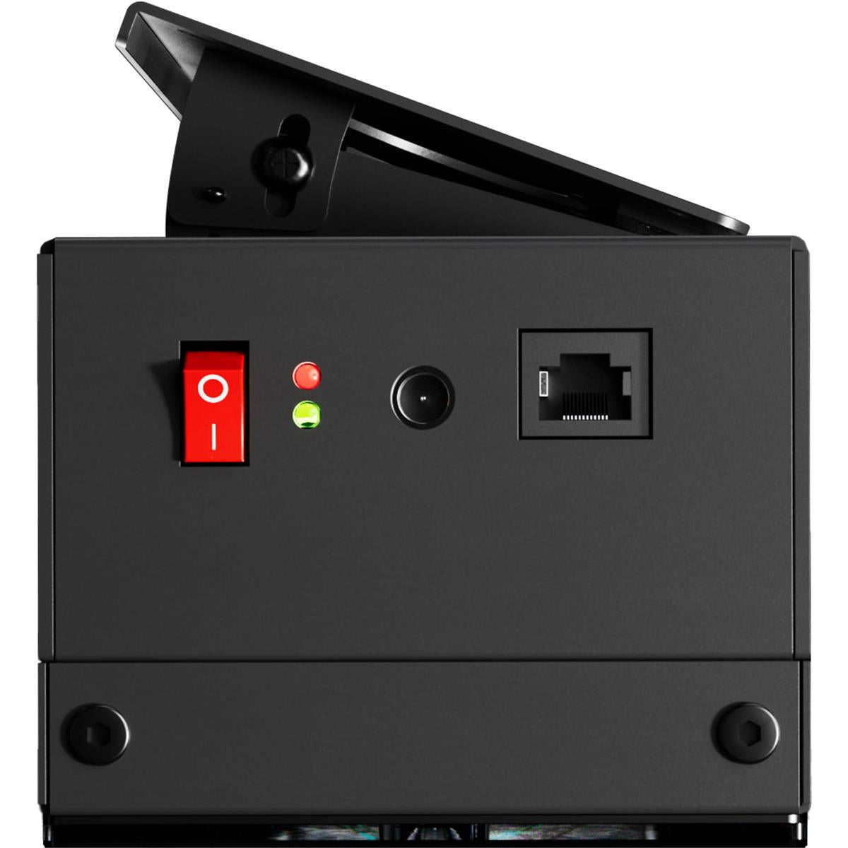 Detailaufnahme eines Golf-Simulators mit Netzanschluss, Schalter und Kontrollleuchten