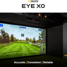 Golf Simulator Uneekor EYE XO mit großem Bildschirm und virtueller Golfplatzanzeige in Innenraum