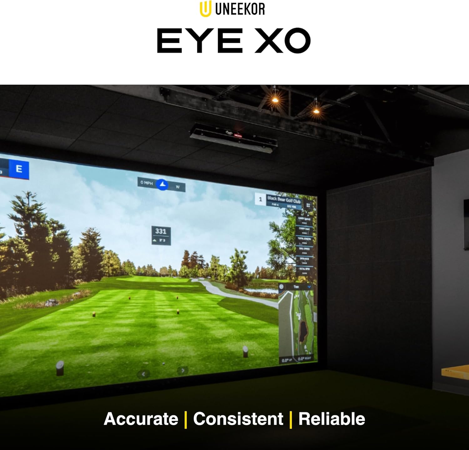 Golf Simulator Uneekor EYE XO mit großem Bildschirm und virtueller Golfplatzanzeige in Innenraum