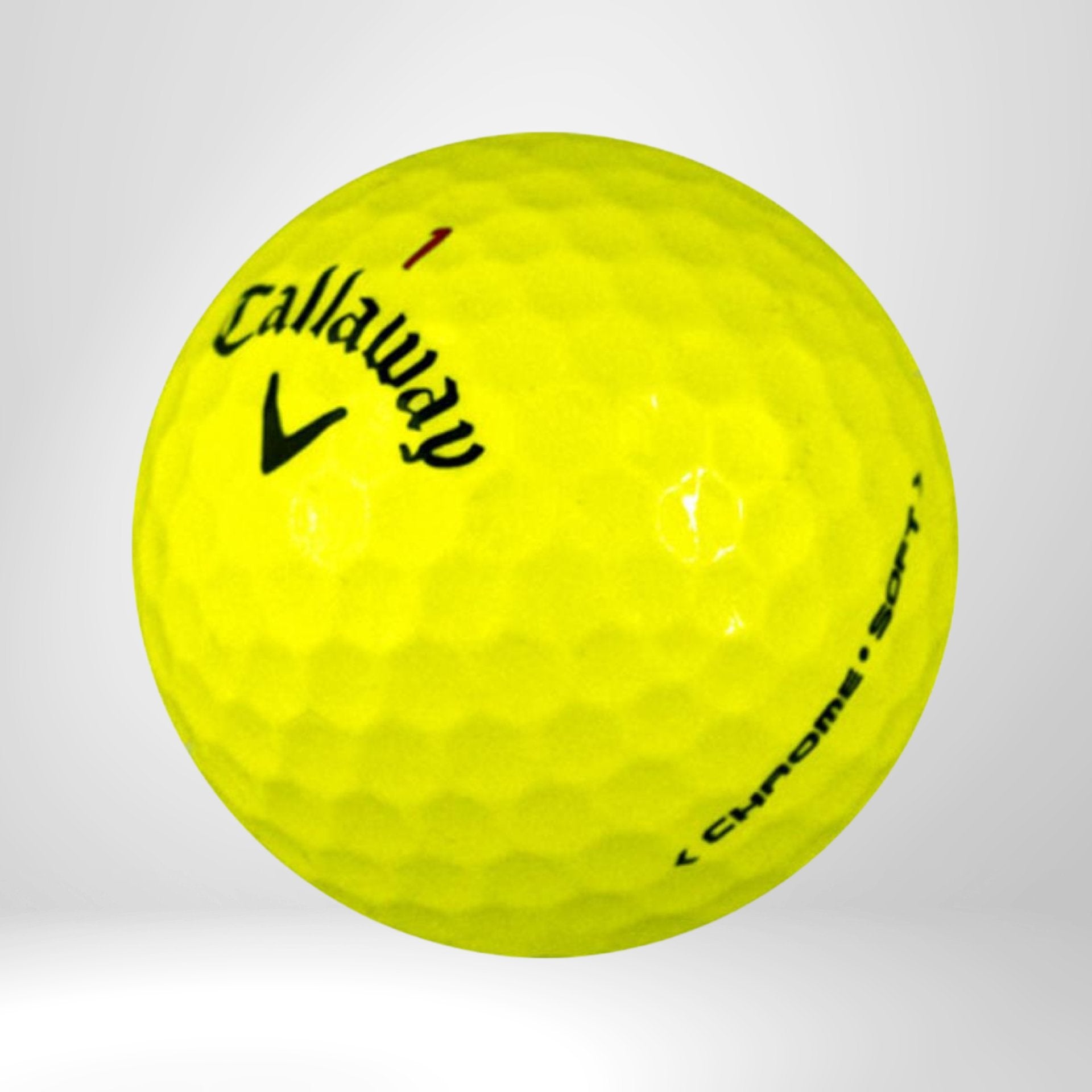 Gelber Golfball Callaway Chrome Soft mit sichtbarem Logo und Struktur auf weißem Hintergrund