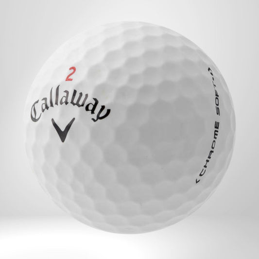 Nahaufnahme eines Callaway Chrome Soft Golfballs auf weißem Hintergrund