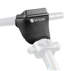 Schwarze Motocaddy Schutzhülle für E-Trolley Bedienfeld, am Griff montiert