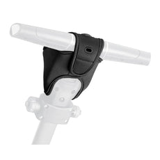 Schwarzer Griffschutz aus Neopren für Golf Trolley, isoliert, am Lenker montiert